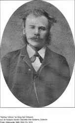 ”Mjölnar Victors” far Berg Karl Eriksson. Son till Rullpers Kerstin Olsdotter från Bodarna, Sollerön. Född i Siljansnäs 1856. Död i Fu 1915.