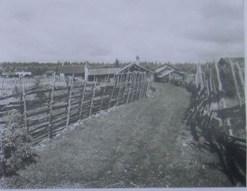 Så här såg Dössbacken ut för hundra år sedan. Vägarna och odlingarna var fullständigt inhängade. Till vänster i bild ligger Larsosgården – vägen är dagens Fudalsvägen och gården till höger är riven (eller flyttad) och ersatt av en annan gård på 1920-talet. Jmf bilden ovan.
