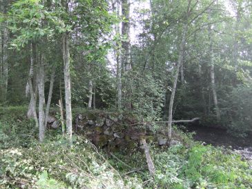 Idag återstår Dammvallen på västra sidan ån. 