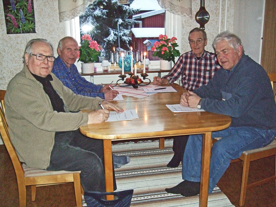 Här sitter stiftarna i Inga-Lill och Bertil Presthans kök.
Från vänster: Arne Söderkvist, Bertil Presthans, Christer Nilson, Bertil Persson.